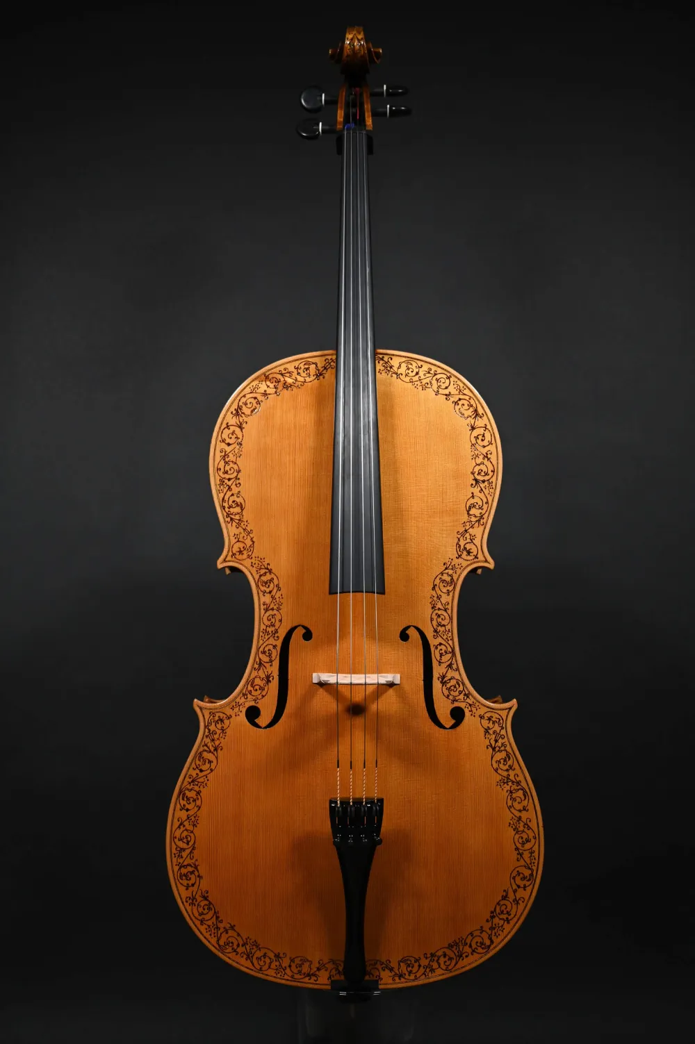 Frontnansicht eines Kalas Csaba 4/4 Meister Cello (Violoncello) nach Stradivarius Handarbeit 2022