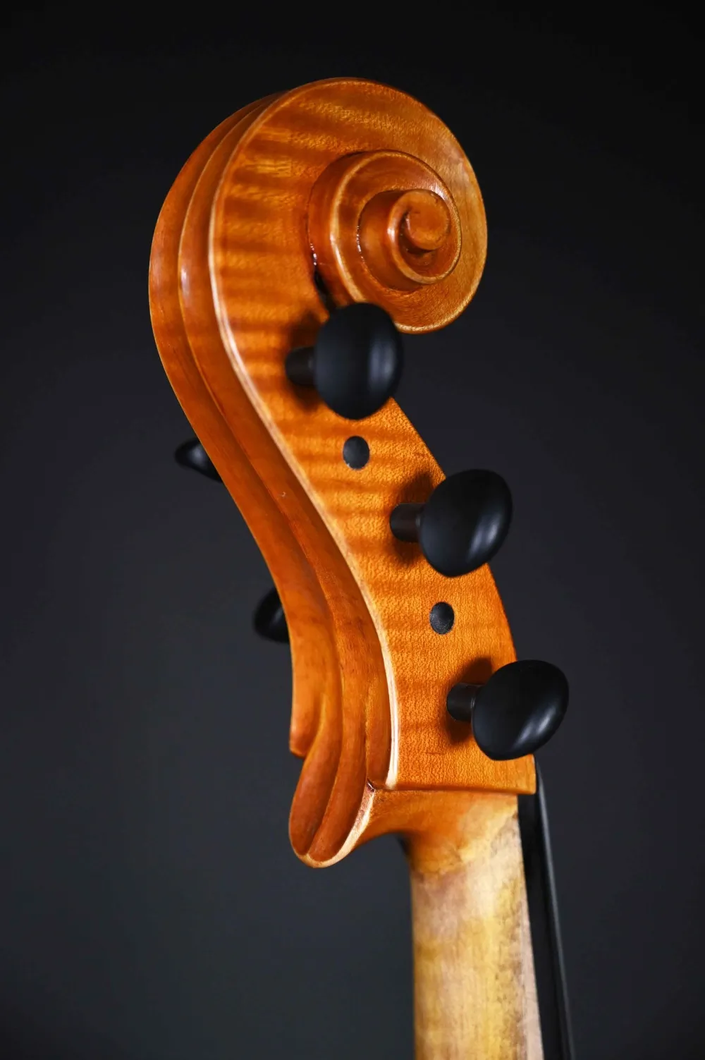 Schnecke-hinten-seitliich-Detailansicht eines Simon Joseph Cello da Spalla (Viola Pomposa) Handarbeit aus Siebenbürgen gebaut 2022