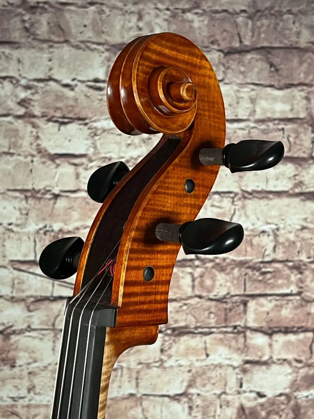 Schnecke-vorne-seitlich-Detailansicht eines Gheorghe Ludovic nach Guarneri Cello (Violoncello) Handarbeit 2021