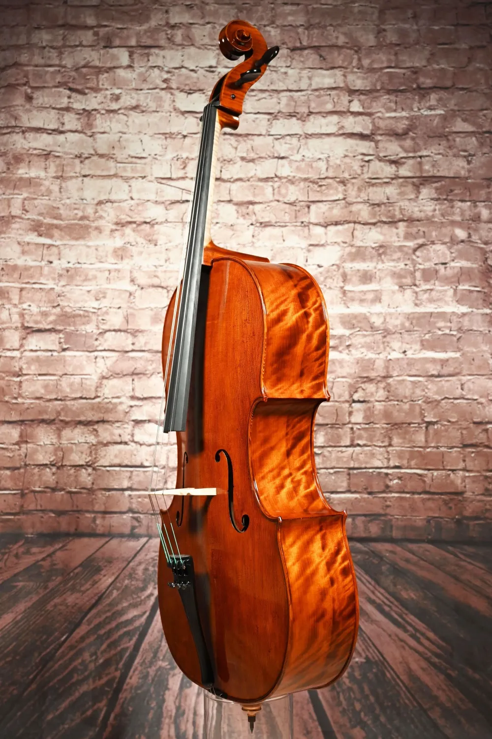Frontansicht-seitlich eines Simon Paul 7/8 Meister Cello (Violoncello) GUADAGNINI Modell, gebaut 2023