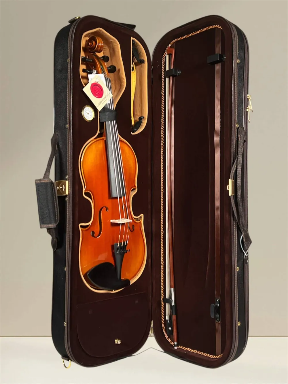 GEWA 4/4 Geige Modell Maestro 1 aus handselektiertem europäischem Tonholz, mit feiner Spiritus-Handlackierung, optional mit Zubehör wie Brasilholz-Violinbogen, Etui und Schulterstütze.