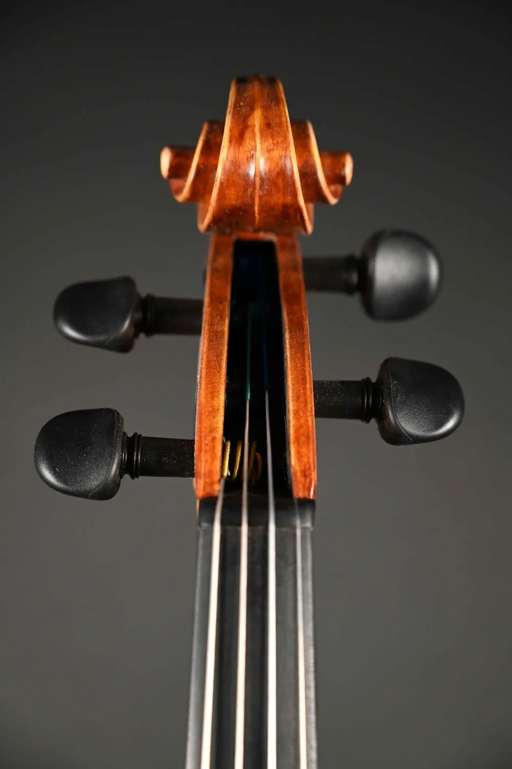 Schnecke-vorne-Detailansicht einer Simon Joseph Corneless Geige (Violine) Handarbeit 2022