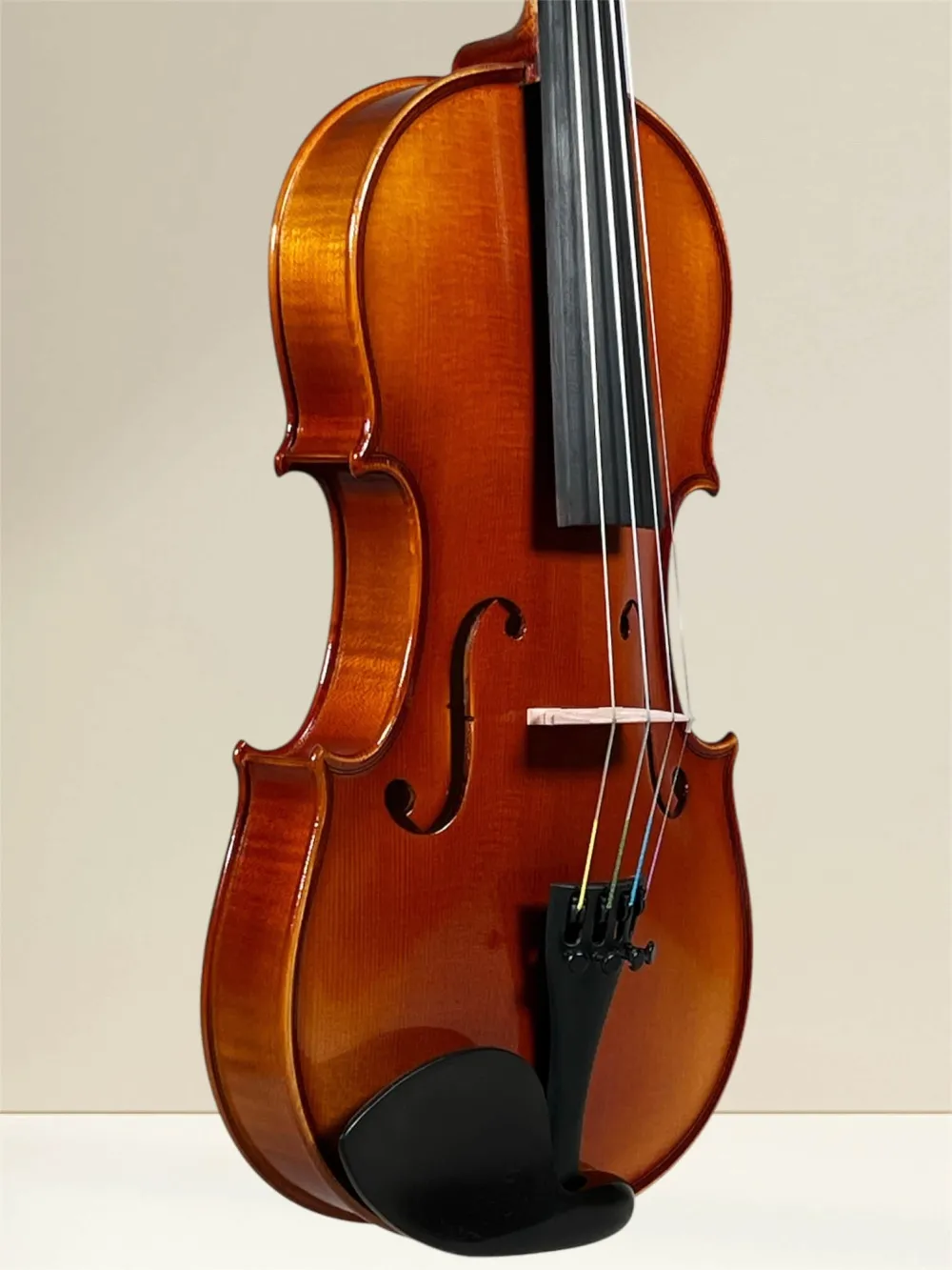 Geige (Violine) 4/4 aus Reghin Rumänien Baujahr 2025 - Deckeransicht, seitlich