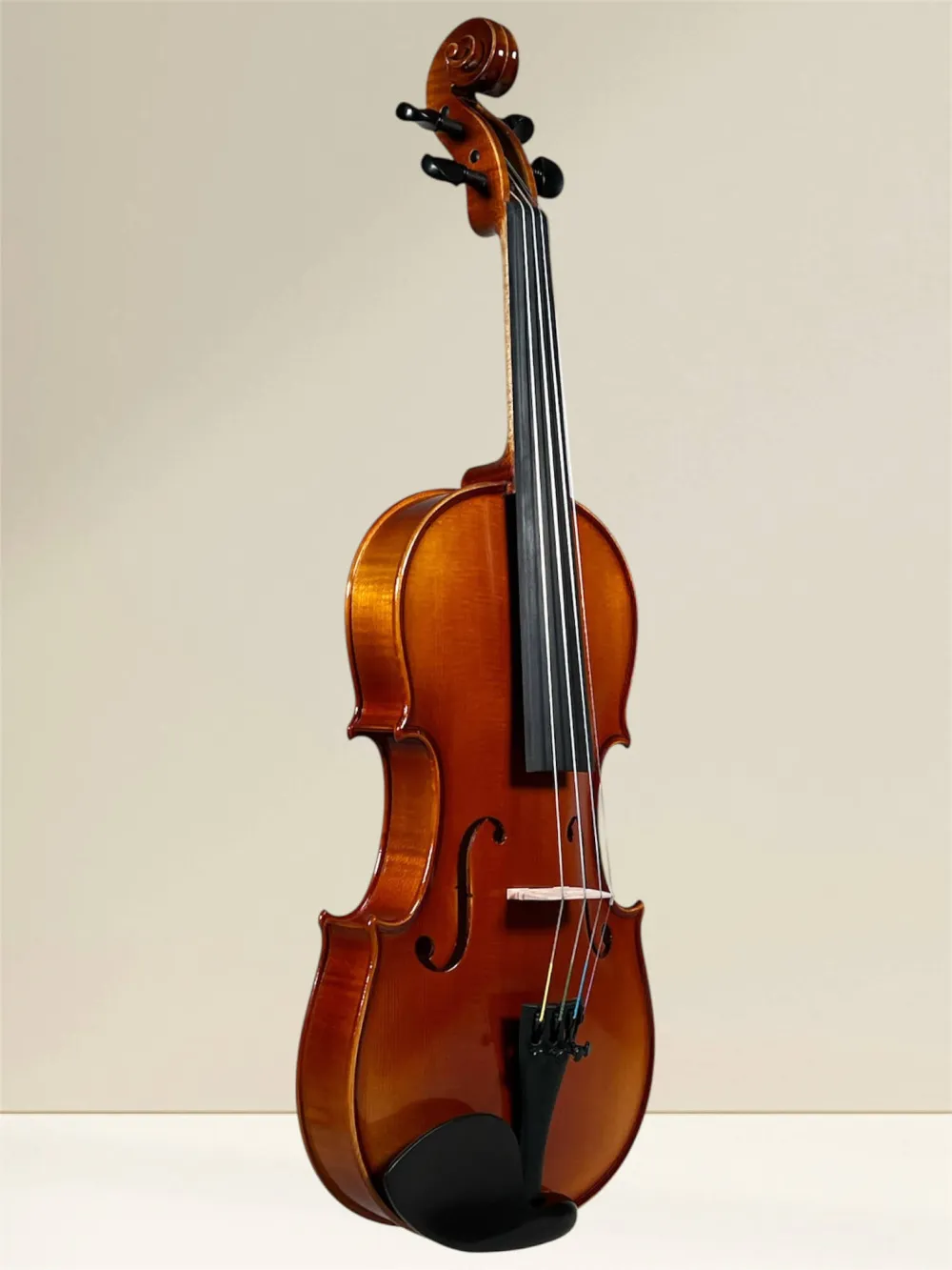 Geige (Violine) 4/4 aus Reghin Rumänien Baujahr 2025 - Vorderansicht, seitlich