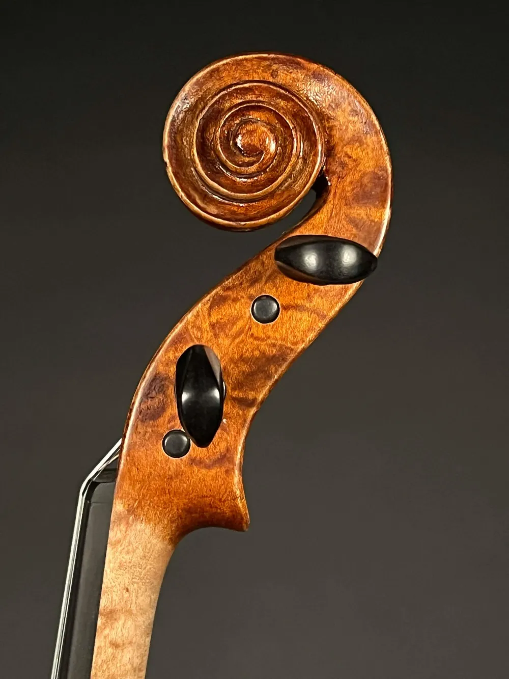 Schnecke-seitlich-links-Detailansicht einer Bucur Ioan Geige (Violine) Modell Maggini, Handarbeit 2019