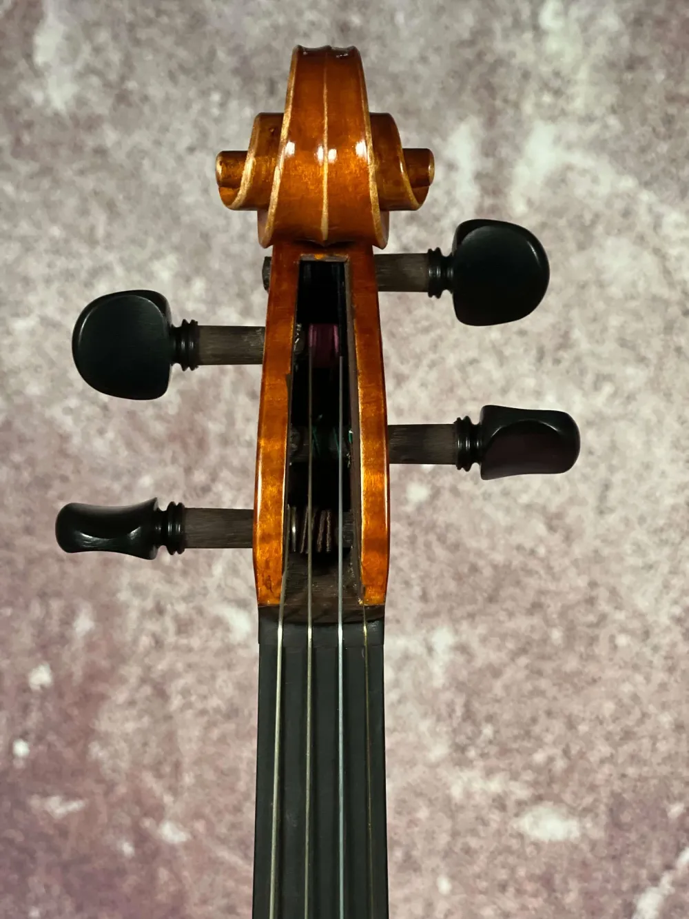 Schnecke-vorne-Detailansicht einer Gheorghe Ludovic 7/8 di Botteg Geige (Violine) Handarbeit 2021