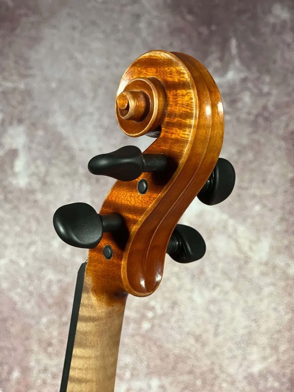 Schnecke-hinten-seitlich-Detailansicht einer Nagy Károly 4/4 \"di Bottega\" Geige (Violine), genaut in Reghin, RO