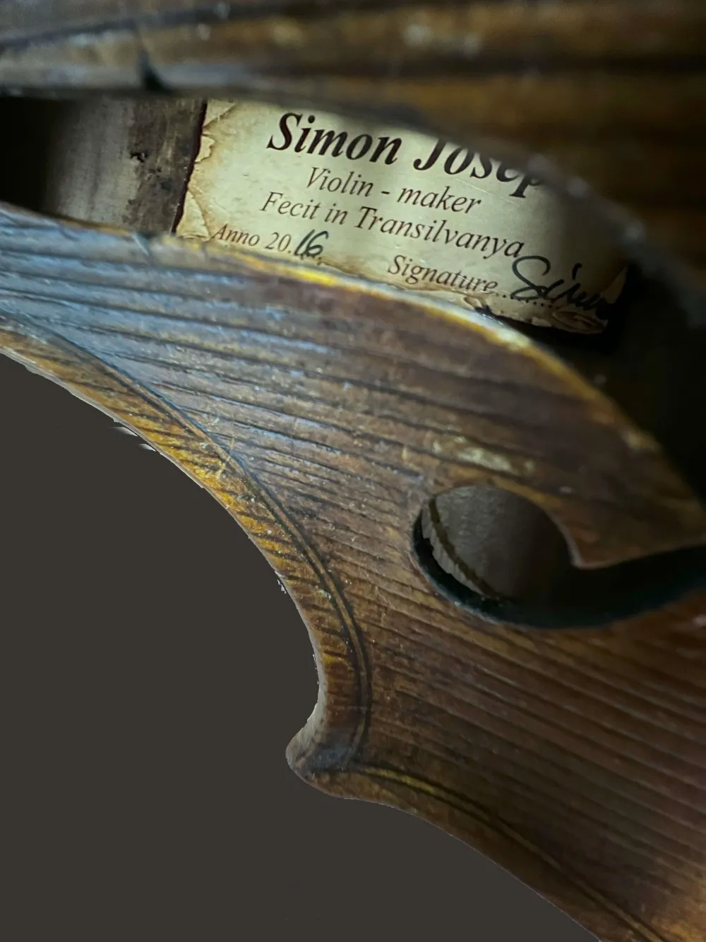Etikette-Detailansicht einer Simon Joseph Meister Geige (Violine) Stradivarius Modell Handarbeit 2016