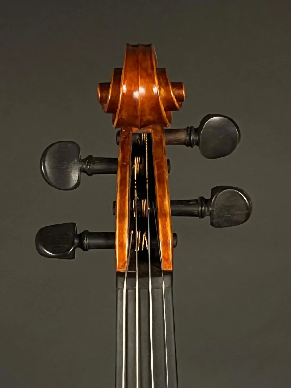 Schnecke-vorne-Detailansicht einer Simon Joseph Meister 7/8 Geige (Violine) Stradivari Modell Handarbeit 2020