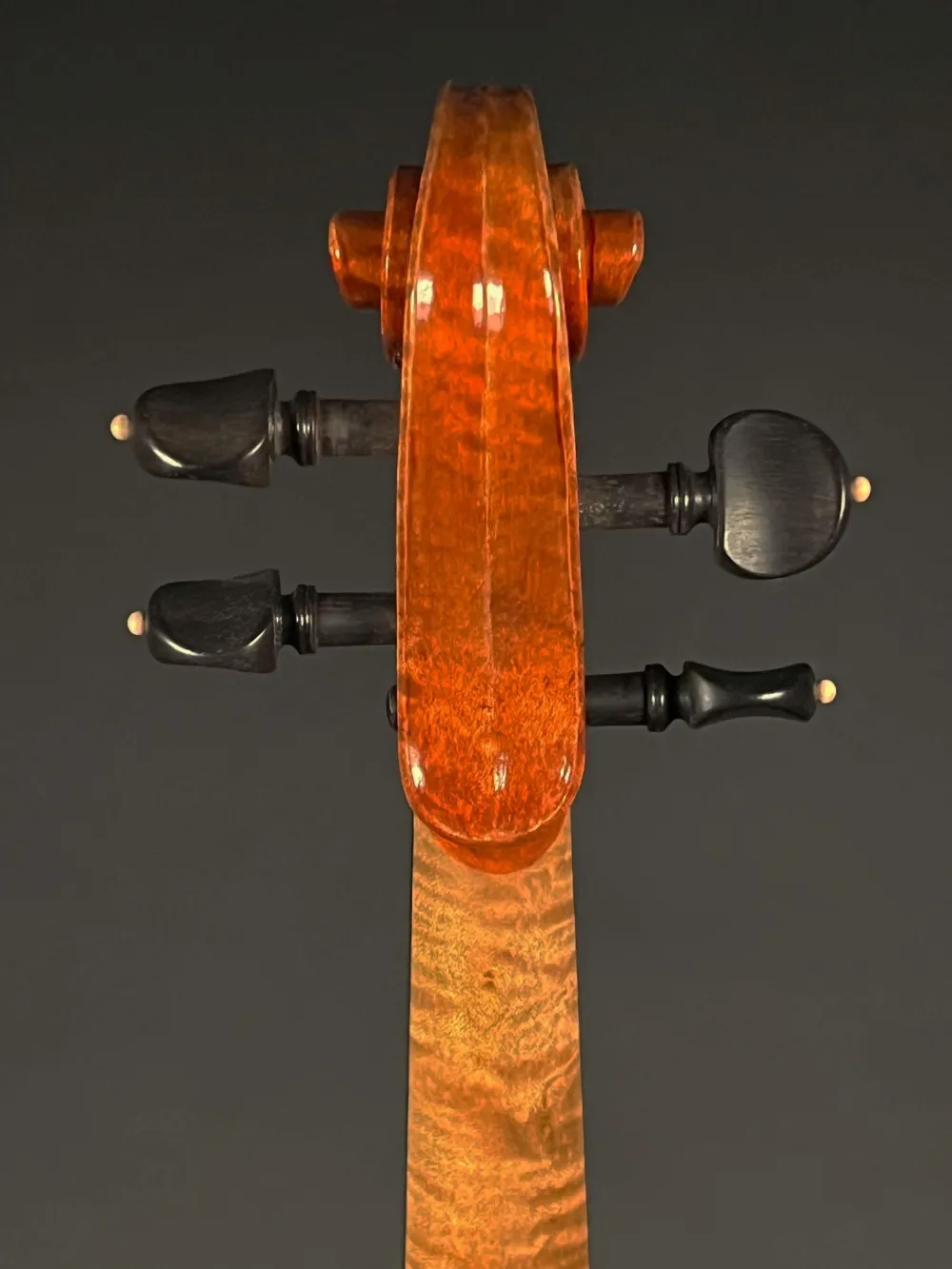 Schnecke-hinten-Detailansicht einer Simon Joseph Meister Geige (Violine) Guarneri Modell Handarbeit 2020