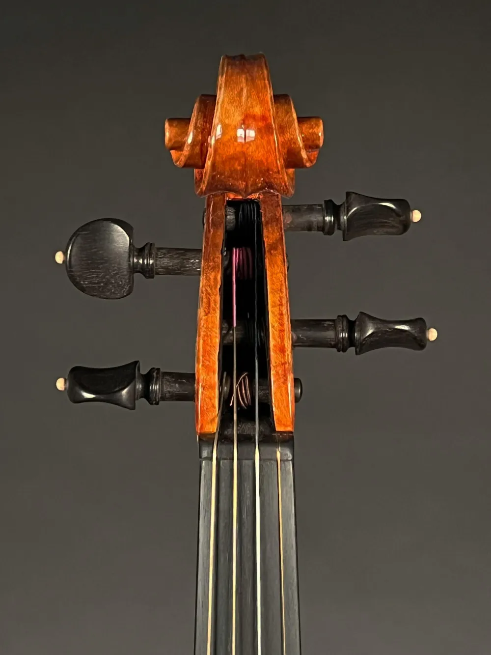 Schnecke-vorne-Detailansicht einer Simon Joseph Meister Geige (Violine) Guarneri Modell Handarbeit 2020