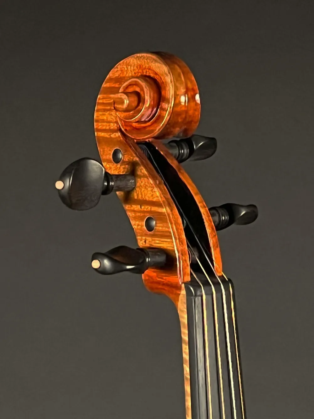 Schnecke-vorne-seitlich-Detailansicht einer Simon Joseph Meister Geige (Violine) Guarneri Modell Handarbeit 2020