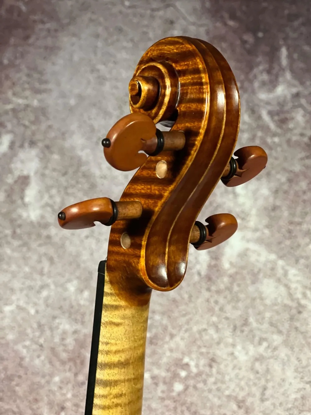 Schnecke-hinten-seitlich-Detailansicht einer Simon Joseph Meister Geige (Violine) Handarbeit 2018