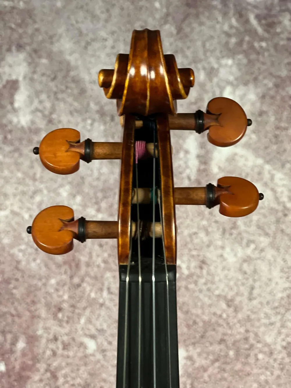 Schnecke-vorne-Detailansicht einer Simon Joseph Meister Geige (Violine) Handarbeit 2018