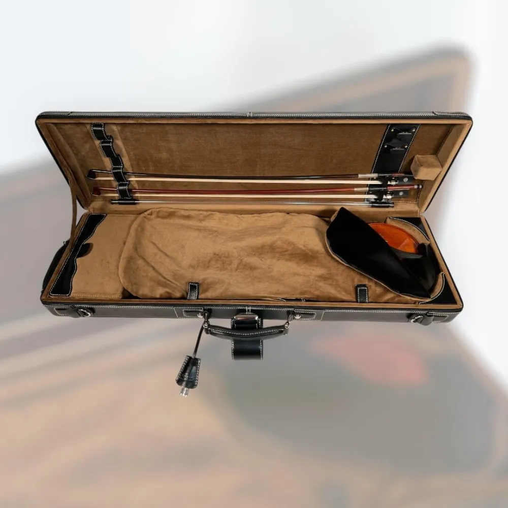 Exklusives GL-Lederetui für Violine mit braunem Innenfutter aus Veloursstoff mit Geige zugedeckt