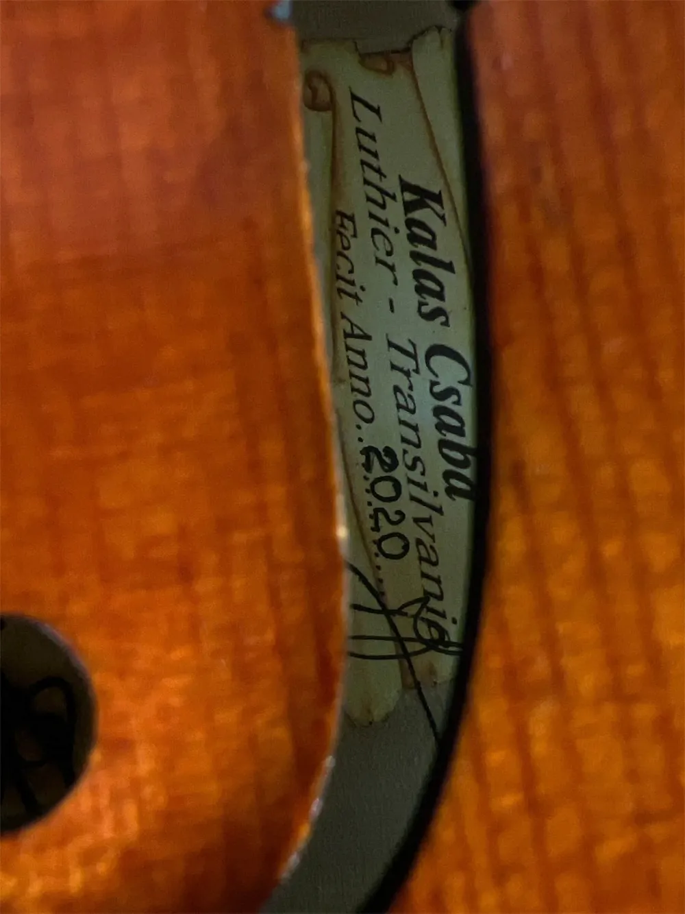 Etikettenansicht hinten seitlich einer Kalas Csaba Meister Geige (Violine) GUARNERI OLE BULL Modell gebaut 2020