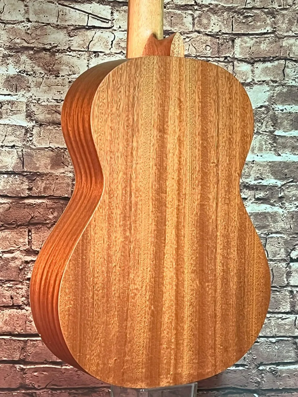 Boden-Detailansicht einer APC Kontert (Classic) Gitarre Modell GC200 OP