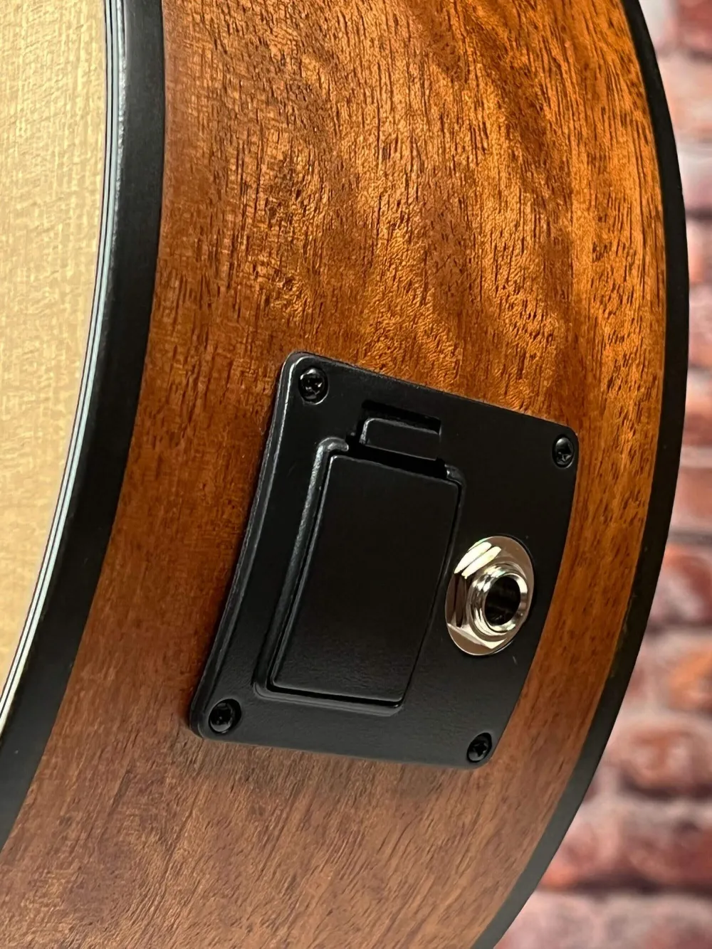 Kabelanschlusse-Detailansicht einer Valencia Kontert (Classic) Gitarre Modell VC304CE Cutaway mit Tonabnehmer