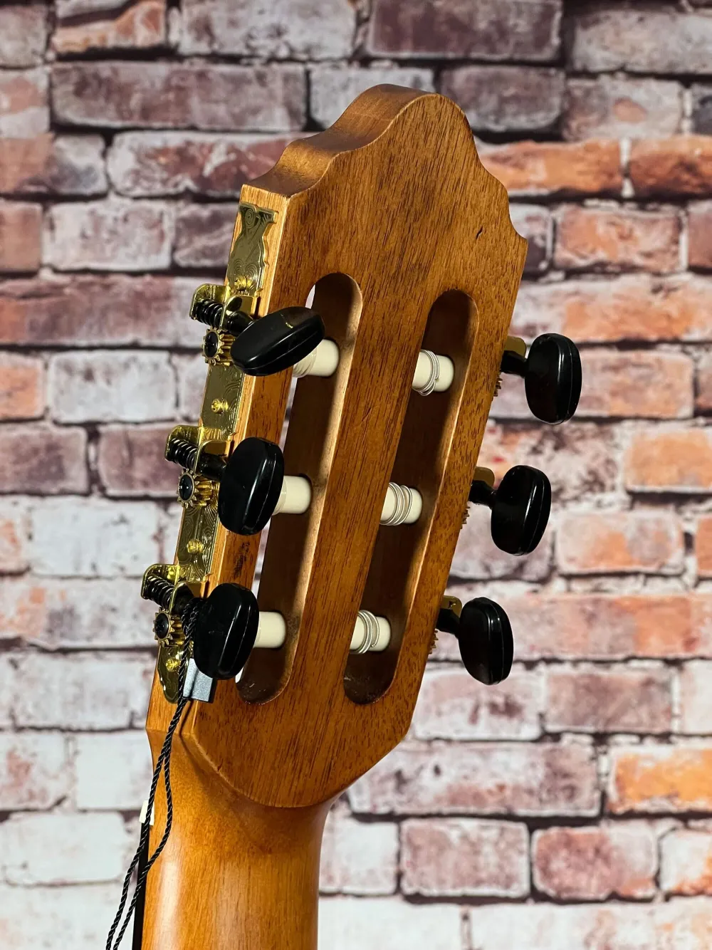 Kopf-hinten-Detailansicht einer Valencia Kontert (Classic) Gitarre Modell VC304CE Cutaway mit Tonabnehmer