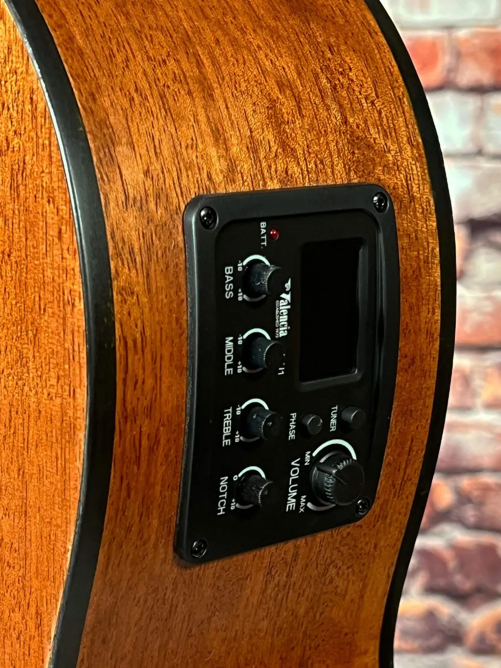 Pickup-Detailansicht einer Valencia Kontert (Classic) Gitarre Modell VC304CE Cutaway mit Tonabnehmer