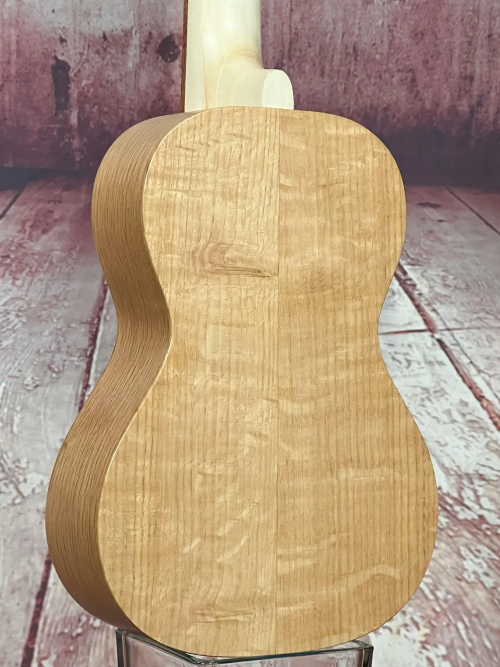 Boden-Detailansicht einer APC COAK Concert Ukulele Modell C OAK, Handarbeit aus Portugal Boden-Detailansicht einer APC COAK Concert Ukulele Modell C OAK, Handarbeit aus Portugal
