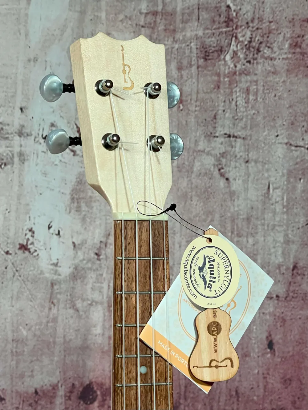 Kopf-oben-Detailansicht einer APC COAK Concert Ukulele Modell C OAK, Handarbeit aus Portugal Kopf-oben-Detailansicht einer APC COAK Concert Ukulele Modell C OAK, Handarbeit aus Portugal