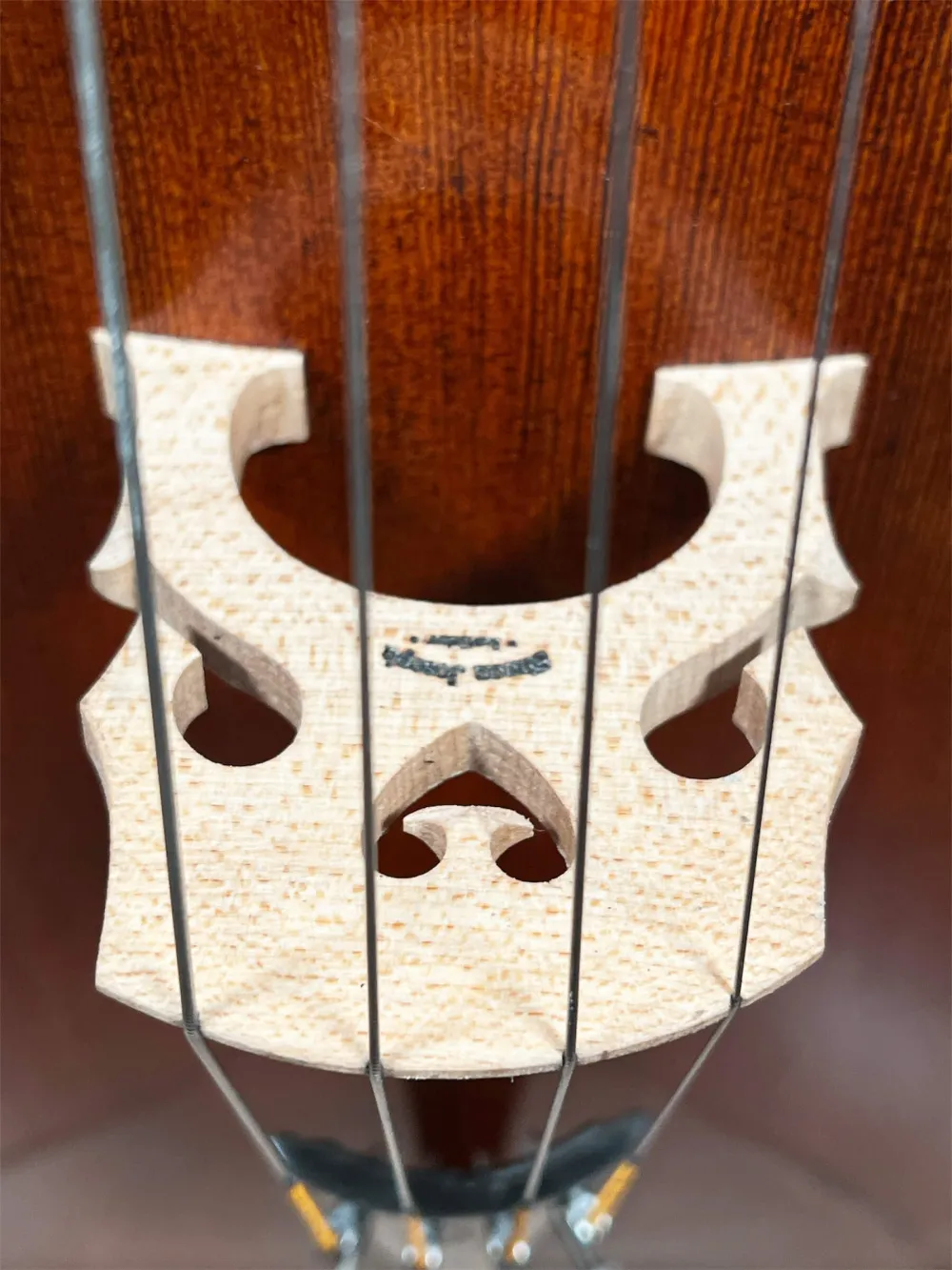 Konzertcello 2025 von Simon Joseph (Reghin), Goffriller-Modell – Stegansicht
