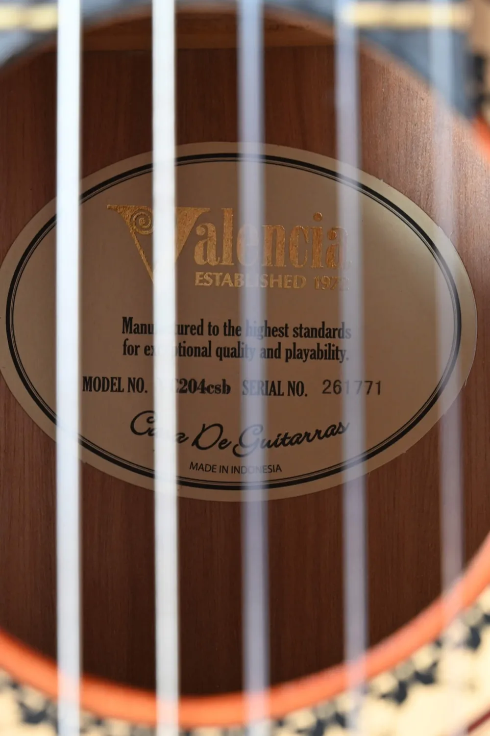 Etikett-Detailansicht einer VALENCIA VC204CSB 4/4 Konzertgitarre (Klassische Gitarre) Modell Classic Sunburst