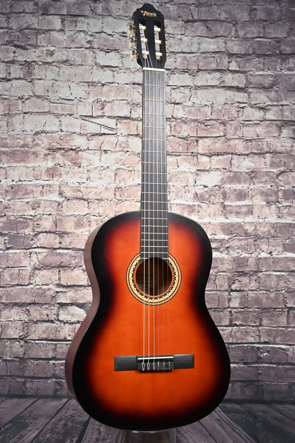 Front-Detailansicht einer VALENCIA VC204CSB 4/4 Konzertgitarre (Klassische Gitarre) Modell Classic Sunburst