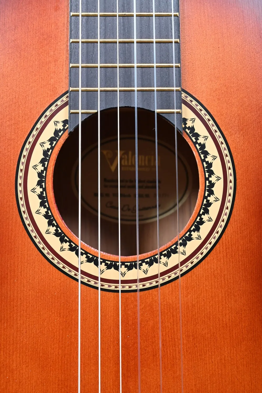 Schallloch-Detailansicht einer VALENCIA VC204CSB 4/4 Konzertgitarre (Klassische Gitarre) Modell Classic Sunburst