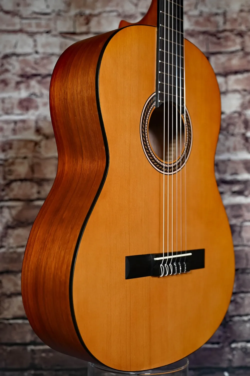 Decke-Zarge-Detailansicht einer VALENCIA VC204H 4/4 Konzertgitarre (Klassische Gitarre) Hybrid Modell Thin Neck