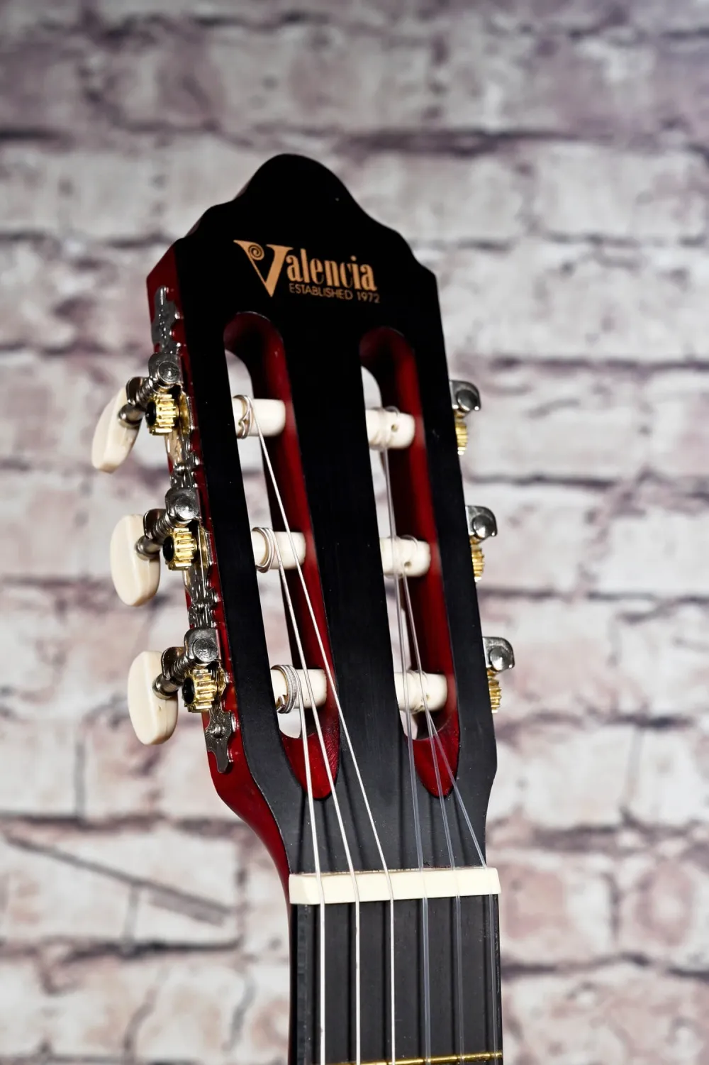 Kopf-oben-Detailansicht einer VALENCIA VC204TWR 4/4 Konzertgitarre (Klassische Gitarre) Modell Transparent Rot