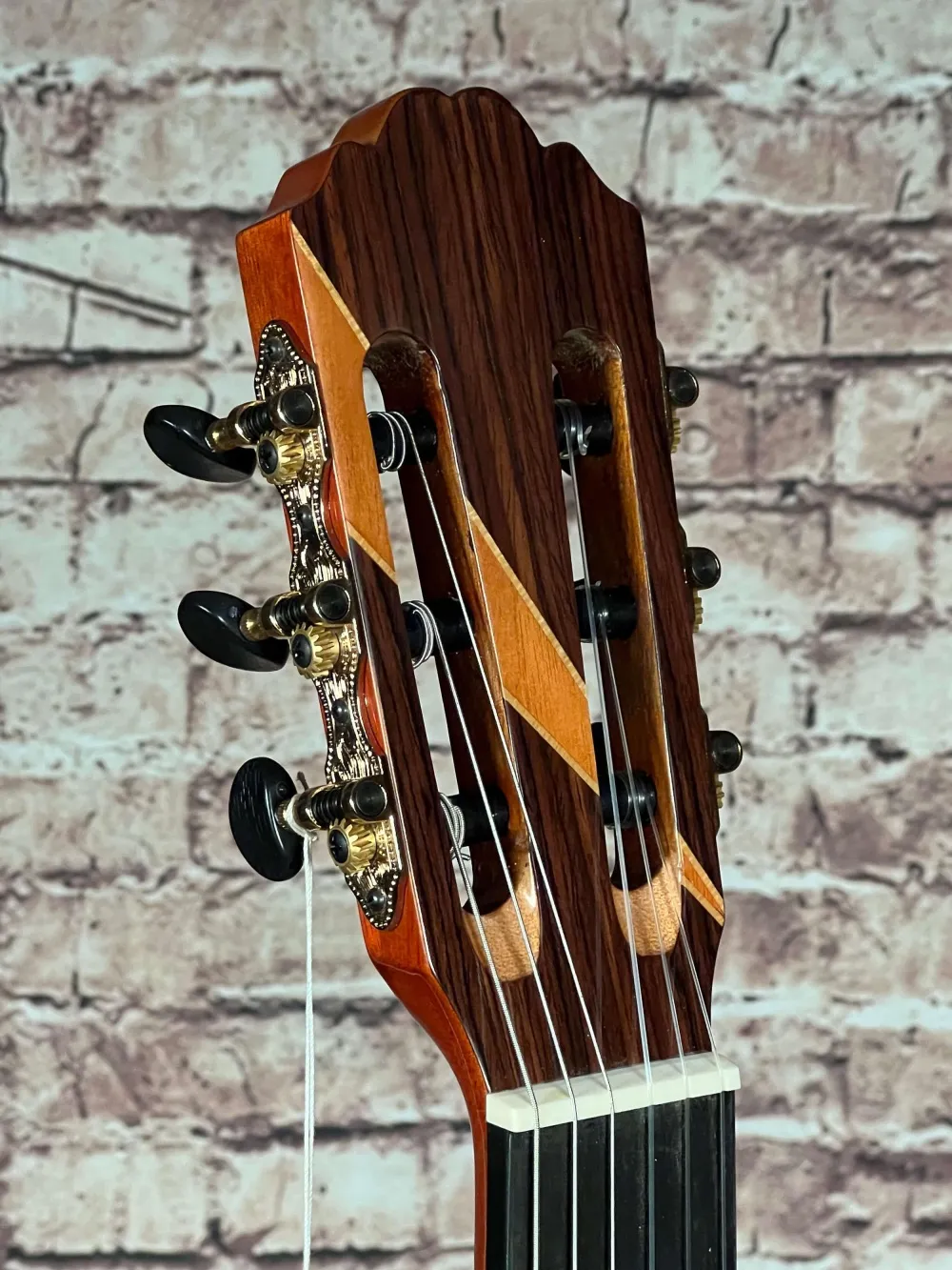 Kopf-vorne-Detailansicht einer SAMICK 4/4 Konzertgitarre (Klassische Gitarre) Modell CN-4/N