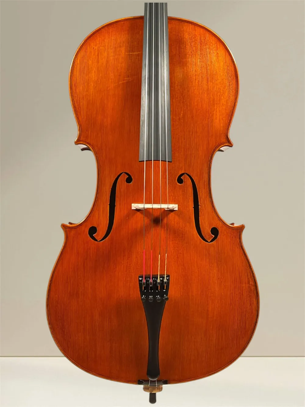 Nagy Karoly 4/4 Cello Modell Stradivarius – 2024, handgefertigt in Reghin, Siebenbürgen. Das Cello zeigt eine feine Spiritus-Handlackierung, massiven Vogelaugen Ahorn und eine ausgesuchte Fichtendecke, die für außergewöhnlichen Klang in allen Registern so