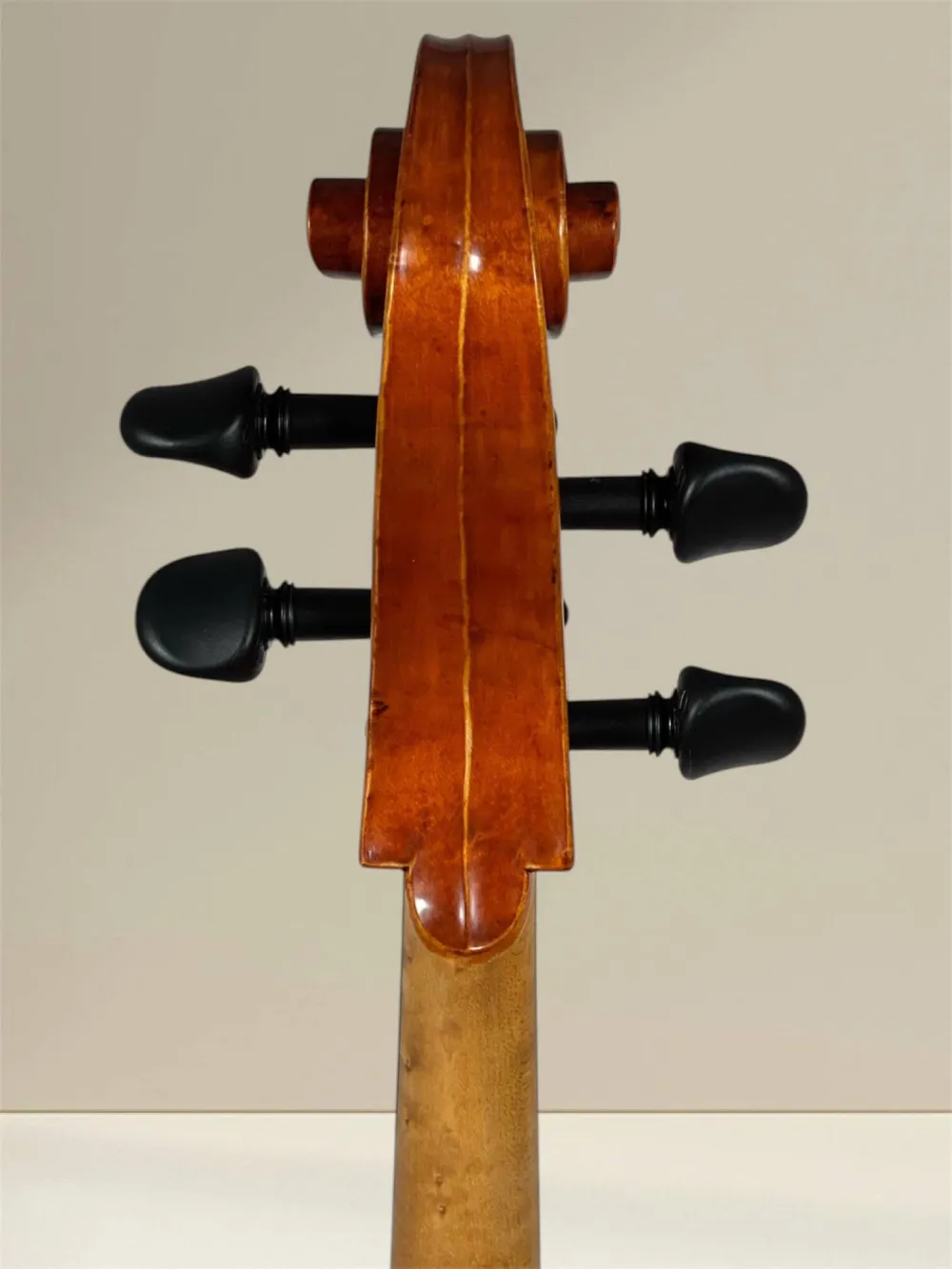 Nagy Karoly 4/4 Cello Modell Stradivarius – 2024, handgefertigt in Reghin, Siebenbürgen. Das Cello zeigt eine feine Spiritus-Handlackierung, massiven Vogelaugen Ahorn und eine ausgesuchte Fichtendecke, die für außergewöhnlichen Klang in allen Registern so