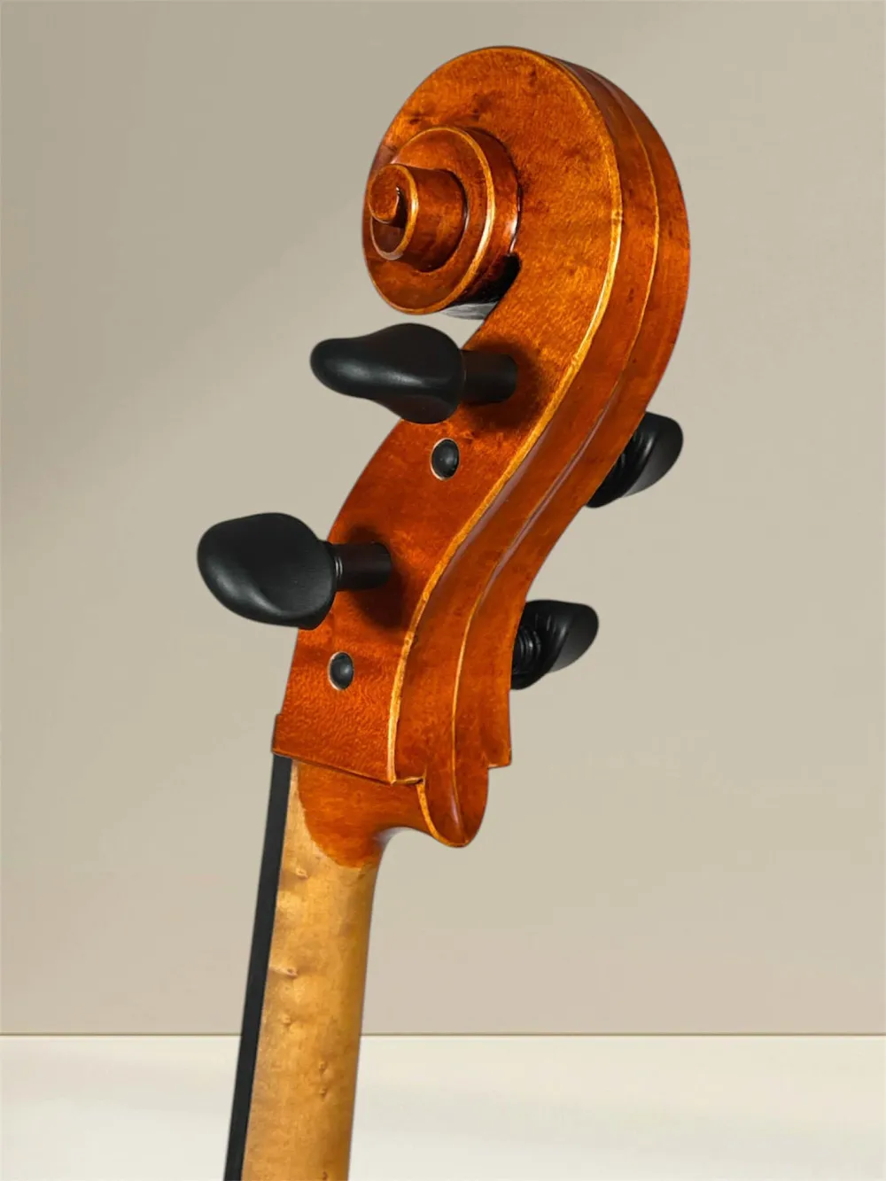 Nagy Karoly 4/4 Cello Modell Stradivarius – 2024, handgefertigt in Reghin, Siebenbürgen. Das Cello zeigt eine feine Spiritus-Handlackierung, massiven Vogelaugen Ahorn und eine ausgesuchte Fichtendecke, die für außergewöhnlichen Klang in allen Registern so