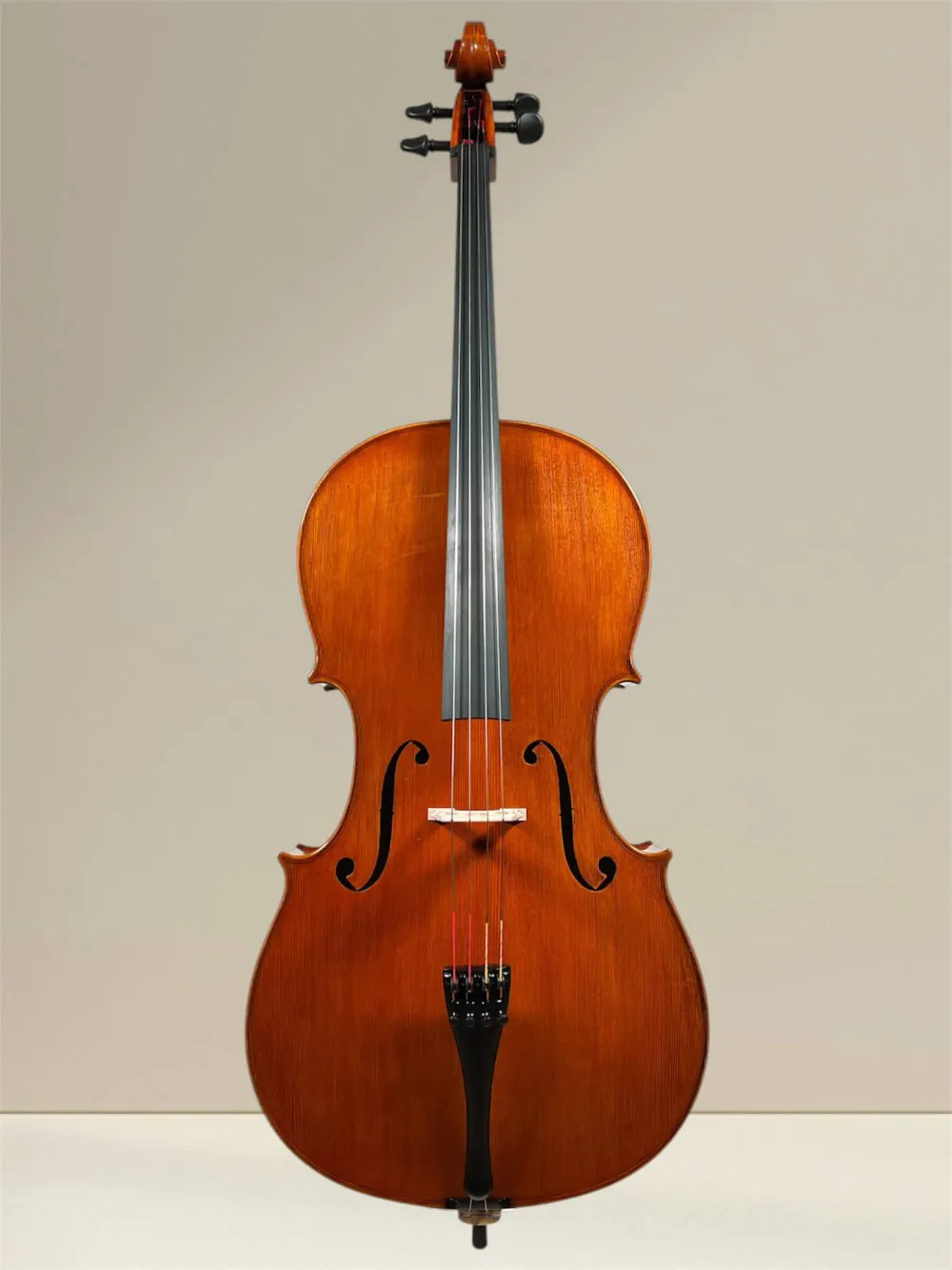 Nagy Karoly 4/4 Cello Modell Stradivarius – 2024, handgefertigt in Reghin, Siebenbürgen. Das Cello zeigt eine feine Spiritus-Handlackierung, massiven Vogelaugen Ahorn und eine ausgesuchte Fichtendecke, die für außergewöhnlichen Klang in allen Registern so