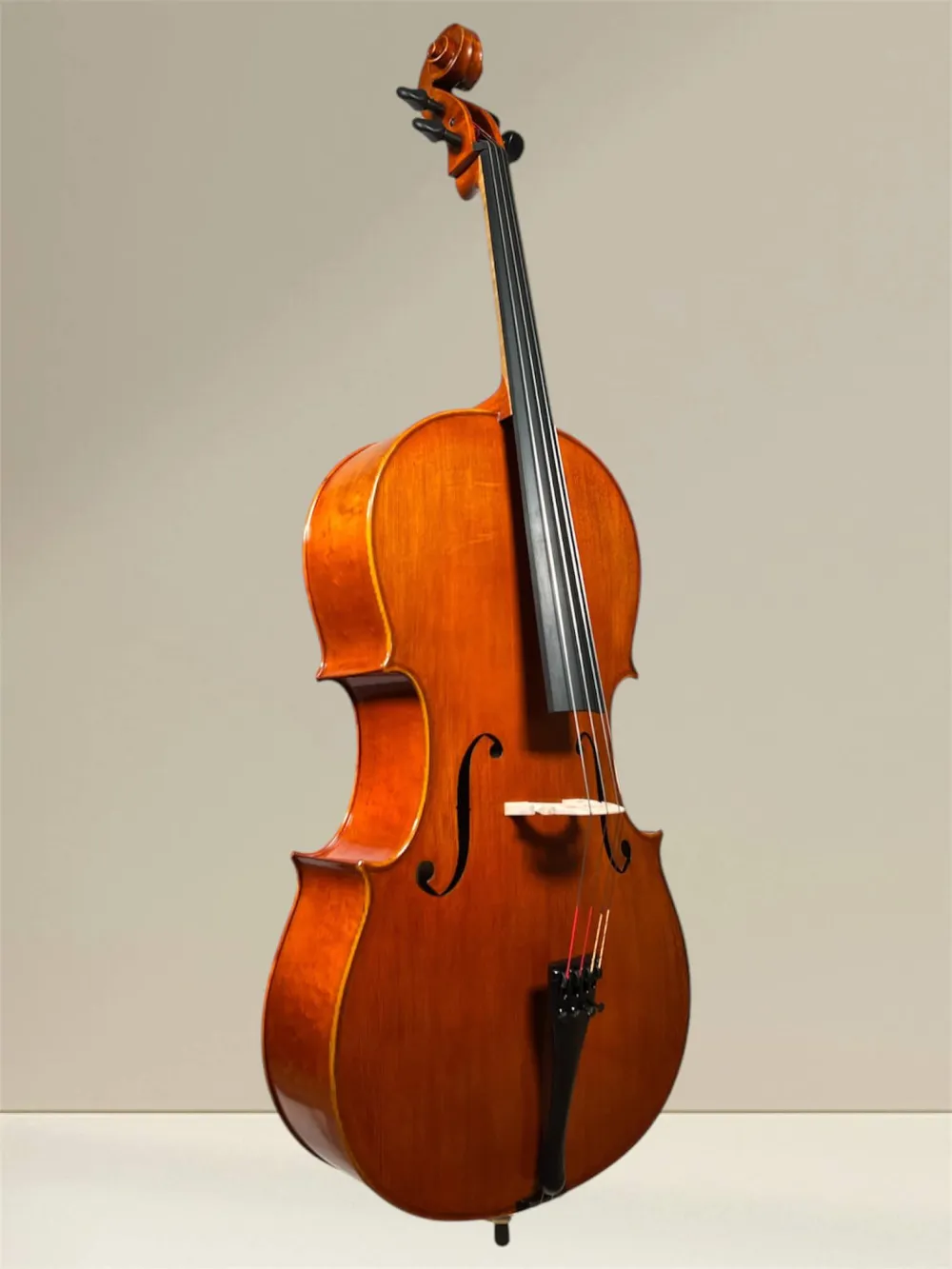 Nagy Karoly 4/4 Cello Modell Stradivarius – 2024, handgefertigt in Reghin, Siebenbürgen. Das Cello zeigt eine feine Spiritus-Handlackierung, massiven Vogelaugen Ahorn und eine ausgesuchte Fichtendecke, die für außergewöhnlichen Klang in allen Registern so