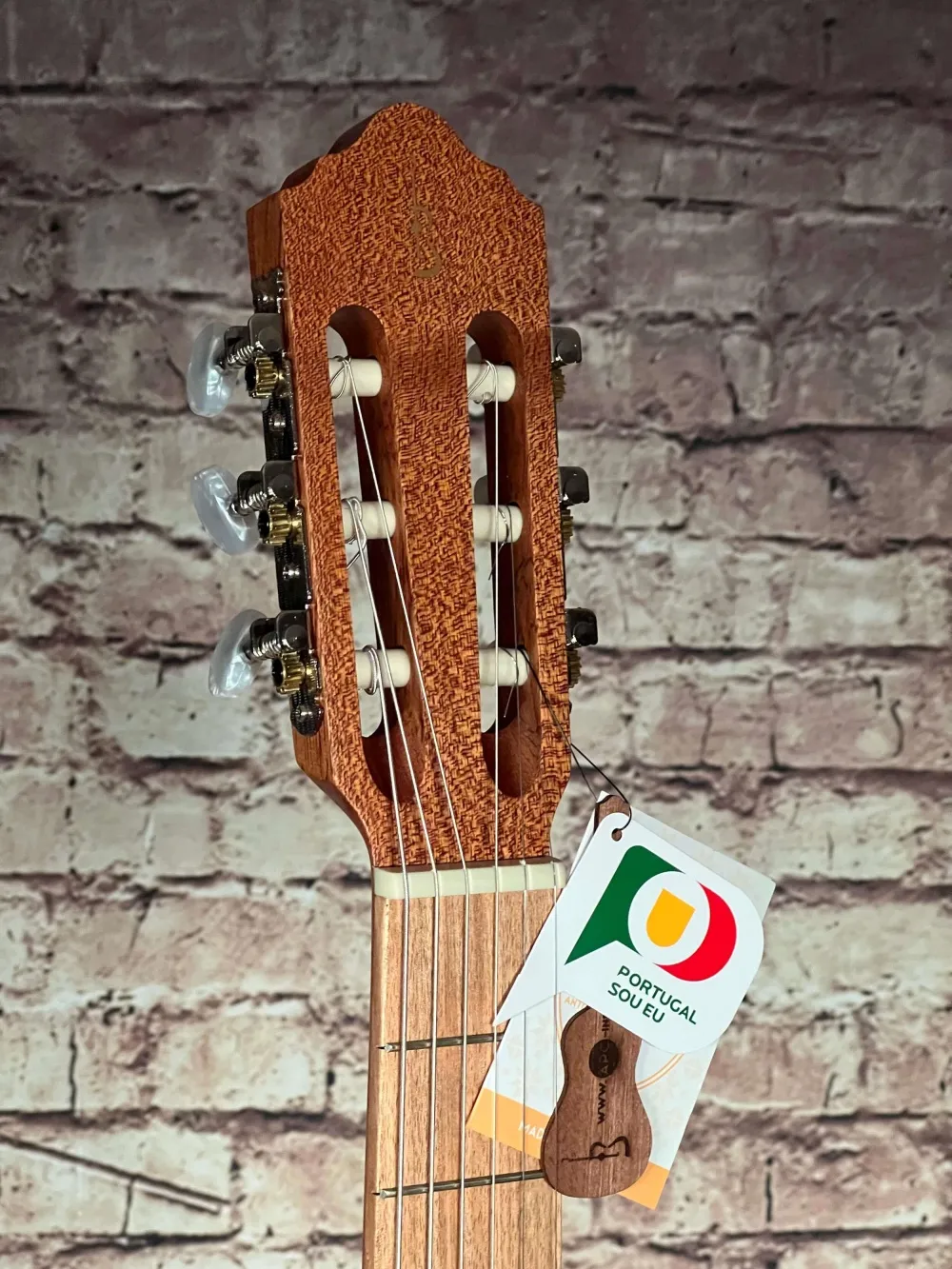 Kopf-Detailansicht einer APC PRL200 Westerngitarre PARLOR Modell Handarbeit aus Portugal