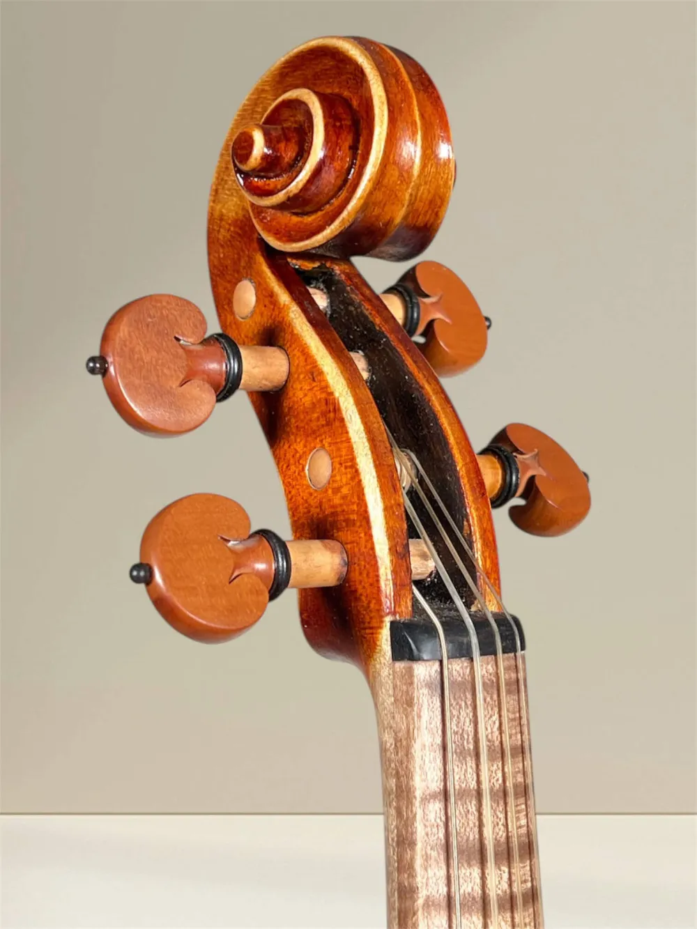 Simon Joseph 4/4 „Meister“ Barock Geige nach Stradivarius Modell gebaut 2025 - Schneckeansicht vorne seitlich