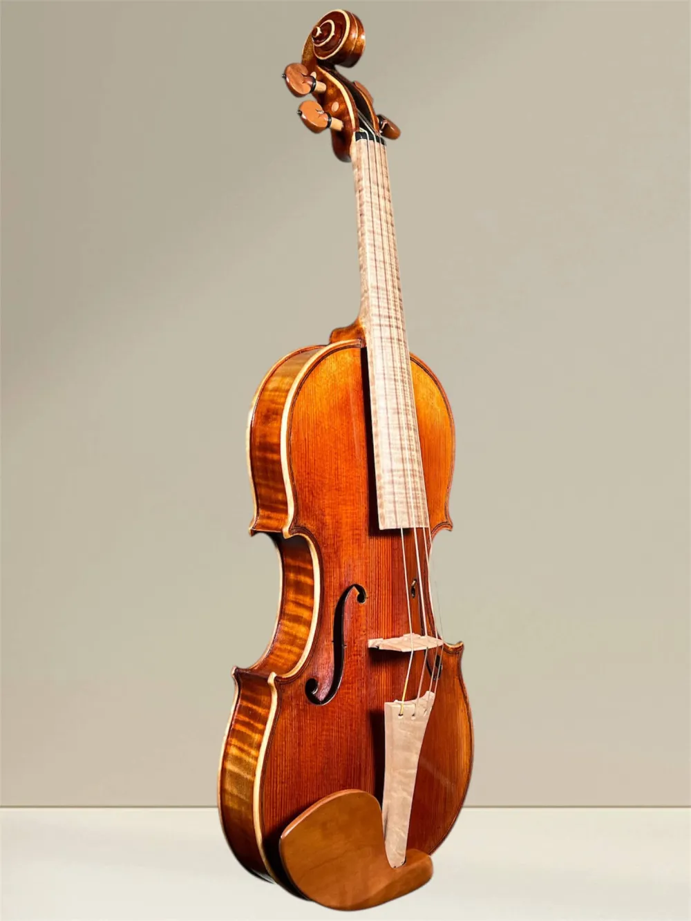 Simon Joseph 4/4 „Meister“ Barock Geige nach Stradivarius Modell gebaut 2025 - Vorderansicht seitlich