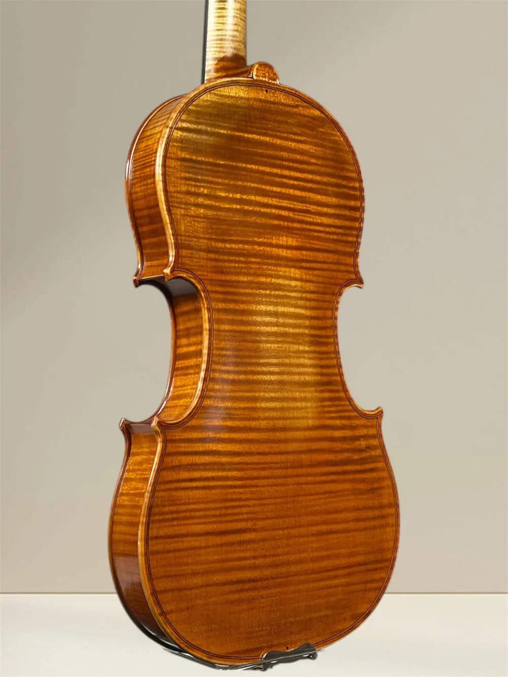 Simon Joseph Meister Geige (Violine) gebaut 2018 - Stradivarius Modell - Bodenansicht, seitlich Simon Joseph Meister Geige (Violine) gebaut 2018 - Stradivarius Modell - Bodenansicht, seitlich