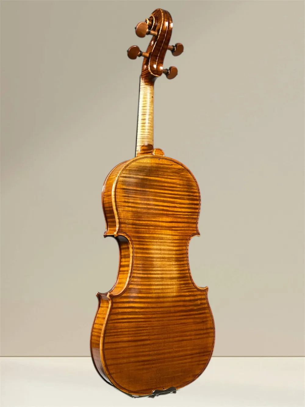 Simon Joseph Meister Geige (Violine) gebaut 2018 - Stradivarius Modell - Rückansicht, seitlich Simon Joseph Meister Geige (Violine) gebaut 2018 - Stradivarius Modell - Rückansicht, seitlich