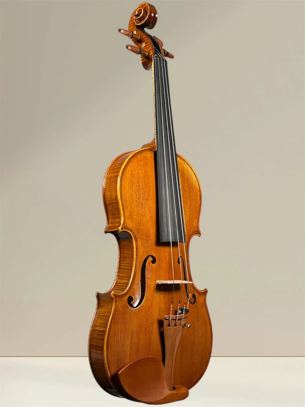 Simon Joseph Meister Geige (Violine) gebaut 2018 - Stradivarius Modell - Vorderansicht, seitlich Simon Joseph Meister Geige (Violine) gebaut 2018 - Stradivarius Modell - Vorderansicht, seitlich