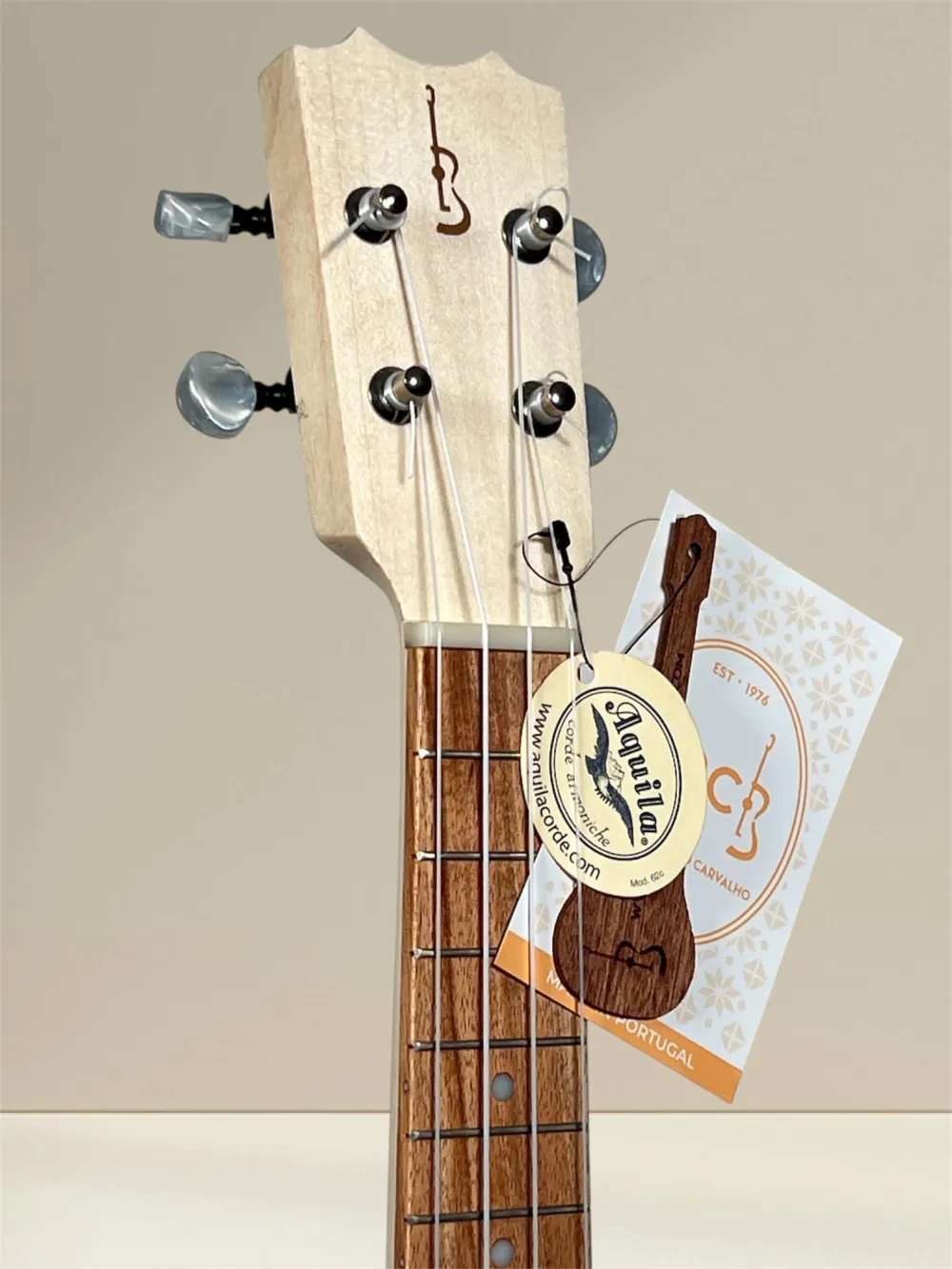 APC S EUC Sopran Ukulele aus massiver Eukalyptus - Kopfansicht mit Logo APC S EUC Sopran Ukulele aus massiver Eukalyptus - Kopfansicht mit Logo