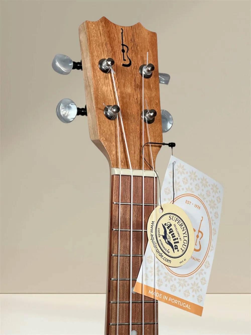 APC SS Simple Sopran Ukulele aus massiver Akazie - Kopfansicht vorne mit Logo