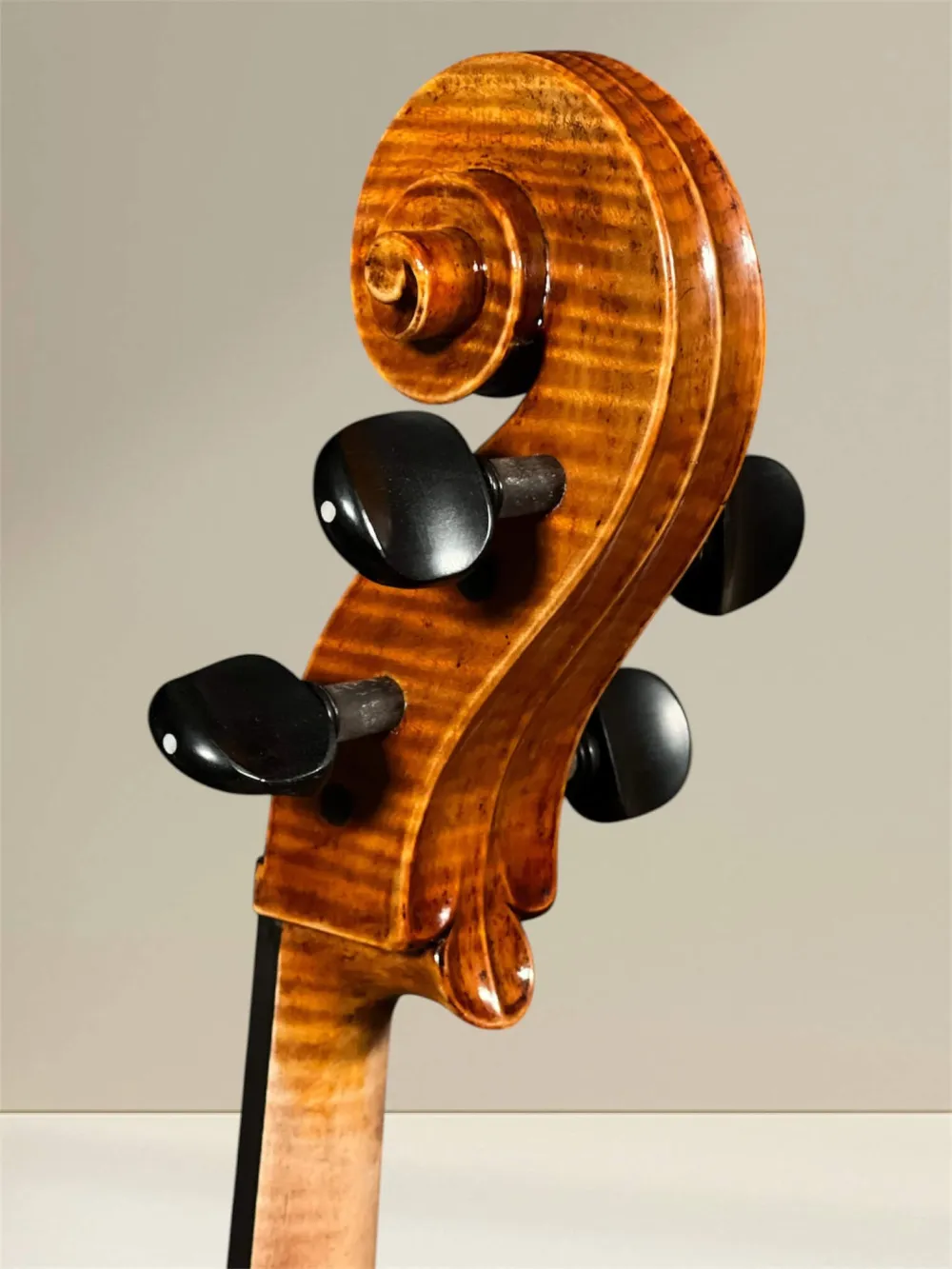 Stoica Alin 4/4 Meistercello nach Stradivari B-Form Davidov Modell 2023 - Schneckeansicht hinten seitlich