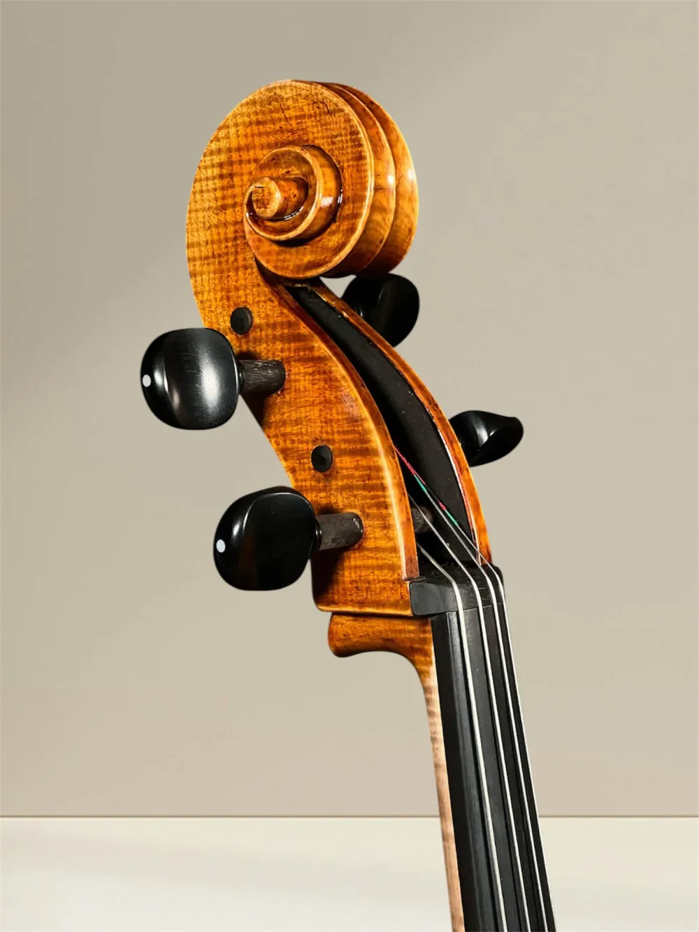 Stoica Alin 4/4 Meistercello nach Stradivari B-Form Davidov Modell 2023 - Schneckeansicht vorne seitlich