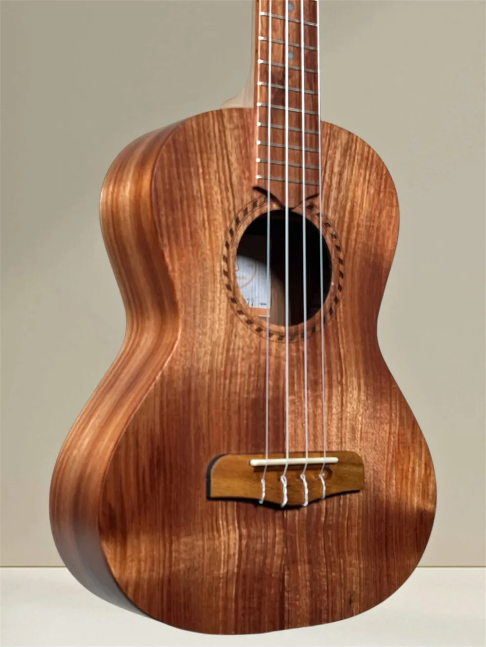 APC TS Simple Tenor Ukulele aus massiver Akazie - Deckeansicht APC TS Simple Tenor Ukulele aus massiver Akazie - Deckeansicht