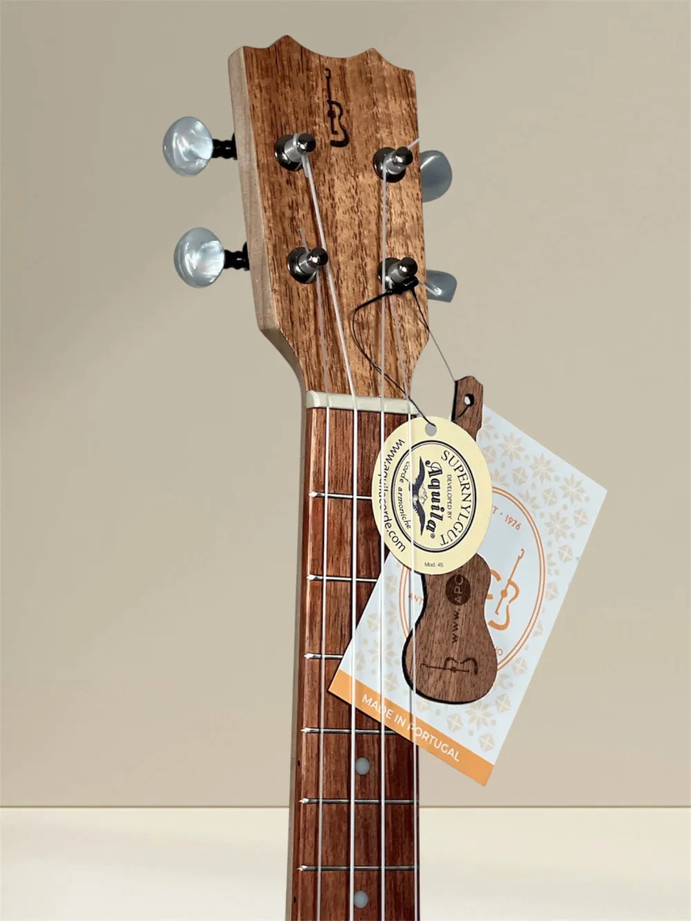 APC TS Simple Tenor Ukulele aus massiver Akazie - Kopfansicht mit Logo APC TS Simple Tenor Ukulele aus massiver Akazie - Kopfansicht mit Logo